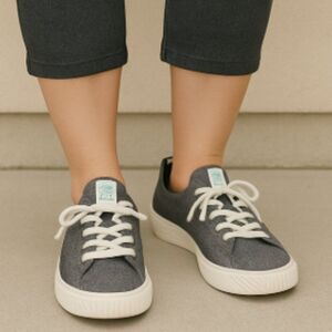 Cariuma Women's Sneakers Size 8.5 Grey Canvas White Lace Up